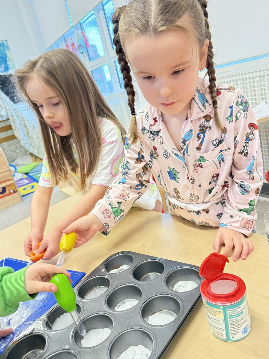 We had fun this afternoon being scientists. 👩‍🔬🧑‍🔬 We enjoyed the cause and effect of the bicarbonate and vinegar reacting! Sorry if we smell like a chip shop 🤣