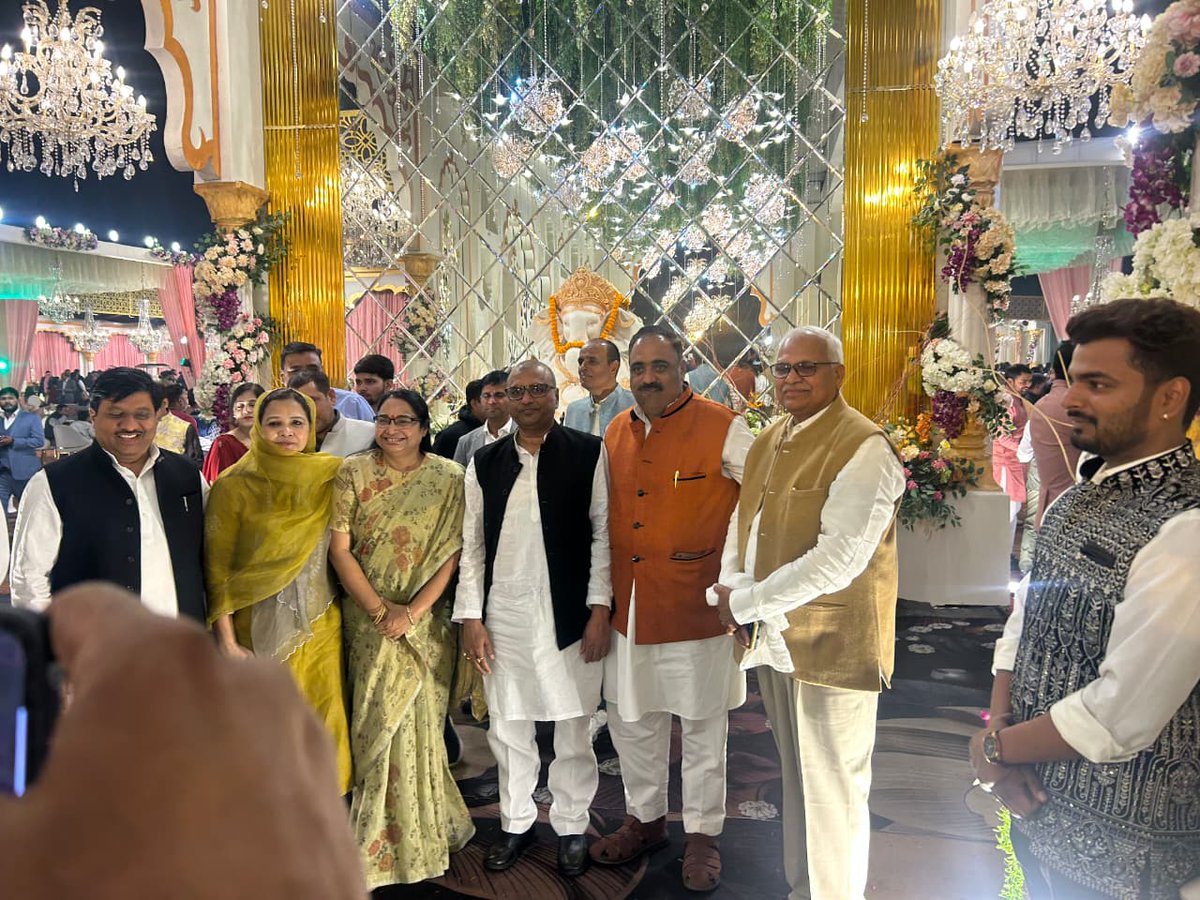 कल शाम लखनऊ में पूर्व मंत्री श्री शैलेंद्र यादव ‘ललई’ जी के सुपुत्र श्री शिवेंद्र यादव जी के वैवाहिक समारोह में होकर नवविवाहित युगल को शुभाशीष दिया। साथ में समाजवादी पार्टी के राष्ट्रीय अध्यक्ष एवं उत्तर प्रदेश के पूर्व मुख्यमंत्री श्री अखिलेश यादव जी भी मौजूद रहे।