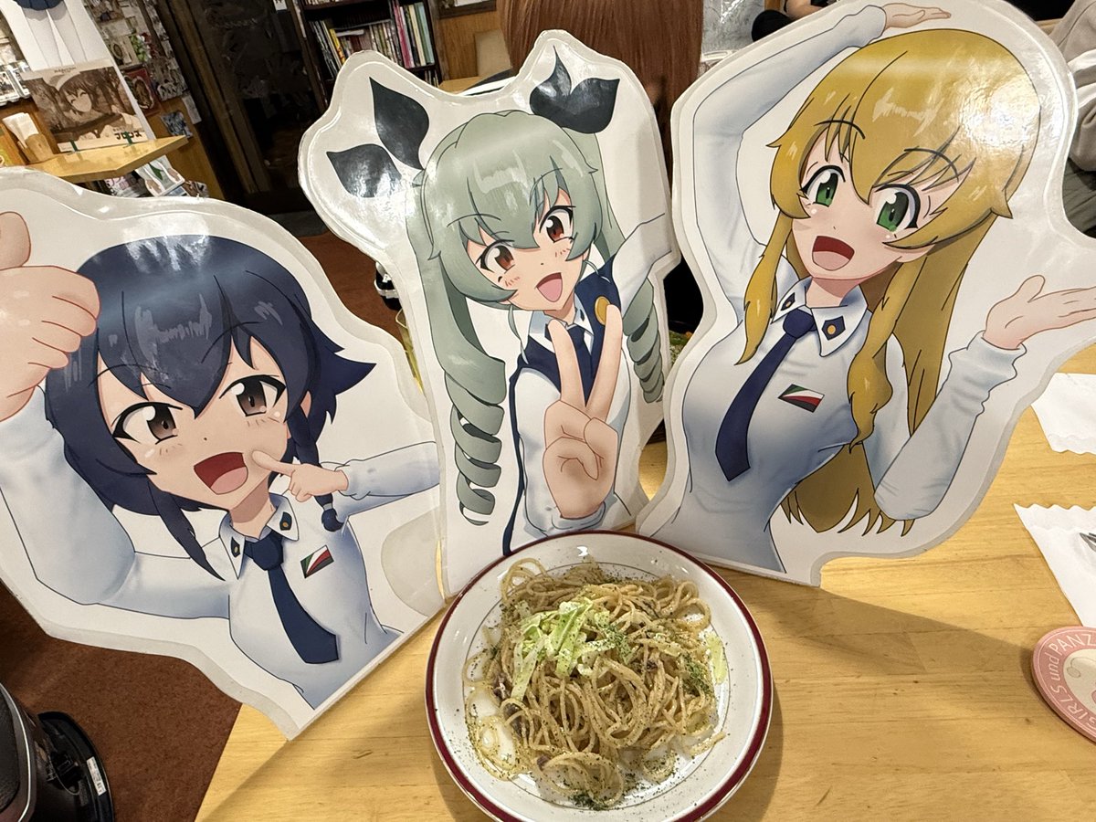 xxsionxx's tweet image. もう既に楽しんでる…たのしい…ガルパンはいいぞ…😭

じゃこちゃんと鉄板ナポリタンとアンチョビパスタ半分こした！
干し芋シェイクめちゃくちゃ美味しかった！

明日は違う初キャラコスプレするのでお楽しみにッ