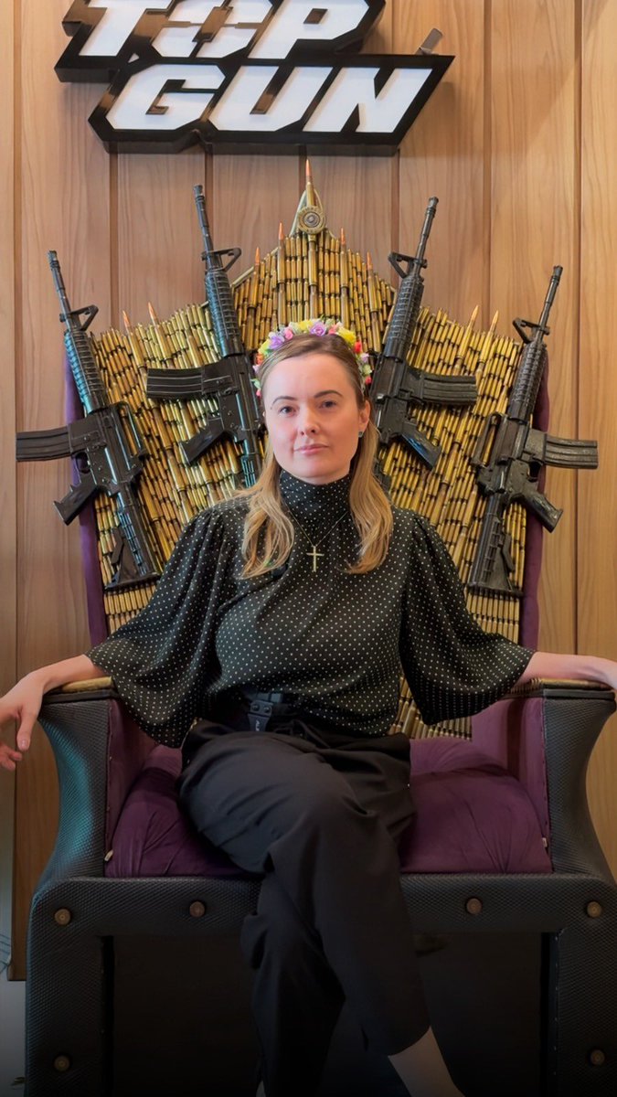 Que Jesus essa mulher segue?!
Ainda tem coragem de usar um crucifixo no peito, uma praga dessas! 🤮🤢🤮🤢🤮🤢🤮🤢🤮