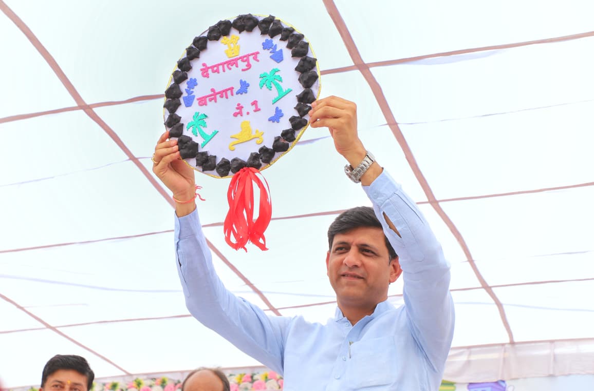 SwachhIndore's tweet image. इंदौर ने देपालपुर को स्वच्छता में नंबर–वन बनाने का अभियान शुरू किया। कार्यक्रम में तीन नई कचरा गाड़ियां और14,000 कचरा बीन समर्पित हुए तथा स्वच्छता सॉन्ग लॉन्च किया गया। वार्ड रैंकिंग प्रतियोगिता शुरू हुई, विजेता को 11लाख रुपए मिलेंगे।
#SwachhDepaalpur
#WasteSegregation