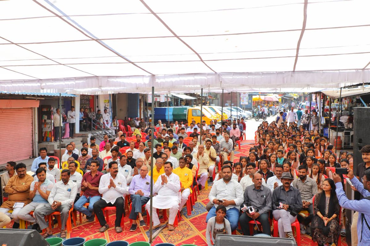 SwachhIndore's tweet image. इंदौर ने देपालपुर को स्वच्छता में नंबर–वन बनाने का अभियान शुरू किया। कार्यक्रम में तीन नई कचरा गाड़ियां और14,000 कचरा बीन समर्पित हुए तथा स्वच्छता सॉन्ग लॉन्च किया गया। वार्ड रैंकिंग प्रतियोगिता शुरू हुई, विजेता को 11लाख रुपए मिलेंगे।
#SwachhDepaalpur
#WasteSegregation