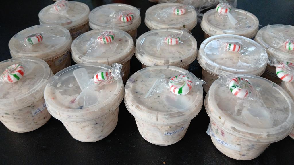 "El Sabor de Gus" promoviendo el nuevo emprendimiento, ceviche gourmet (las galletas no salieron en la foto)