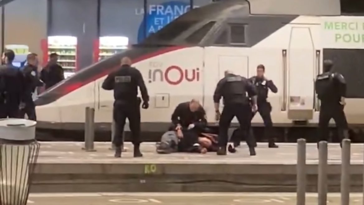 🔴 Point de situation à #Montparnasse :

• Un homme a été neutralisé par balle,
• Il était armé d’un couteau,
• Il était connu pour violences conjugales.

👉 Un policier a tiré un coup de feu après l’exhibition du couteau. Une partie de la gare a été évacuée. (BFMTV) #Paris