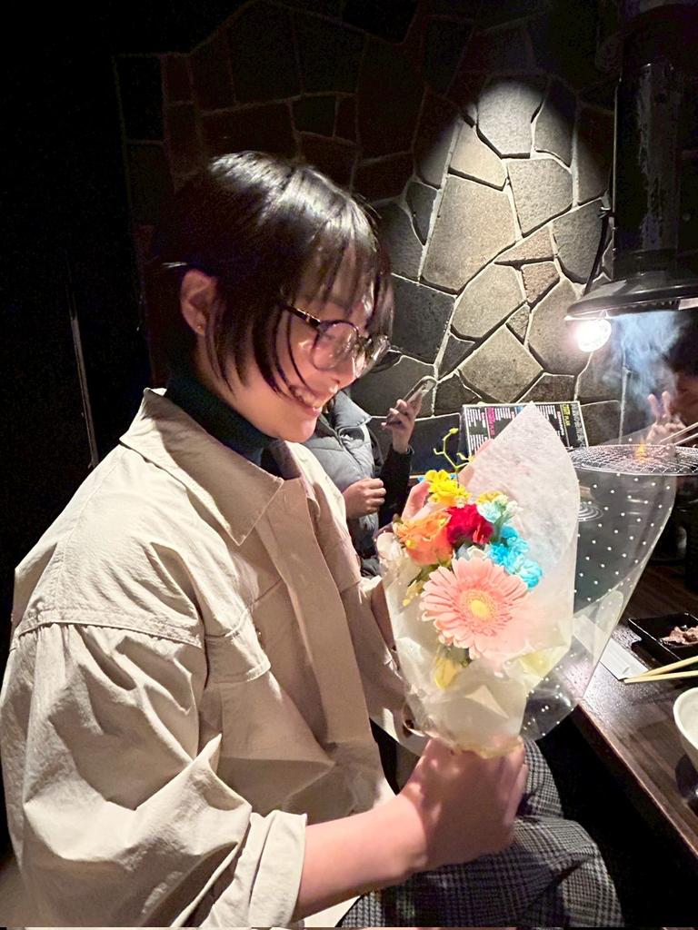 kotora_mainnoho's tweet image. 一ヶ月半越しの次回作打ち上げでした！
ガチでサプラーイズΣ(ﾟ∀ﾟﾉ)ﾉ
お花の色も「光を聴きに」のキャラに合わせてくれて…愛٩(♡ε♡ )۶
大好きすぎる！改めてありがとう！
旗揚げに携われた幸せ、お肉と一緒に噛み締めてました笑
第2回公演も大好きなみんなといいもの作っちゃうよ(^_-)-☆