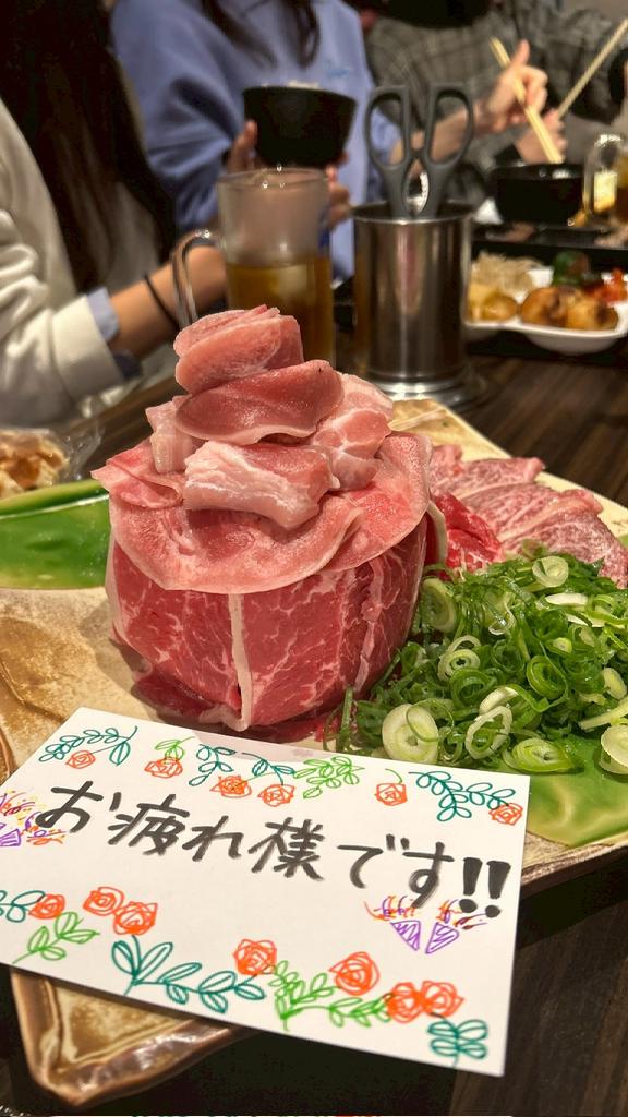 kotora_mainnoho's tweet image. 一ヶ月半越しの次回作打ち上げでした！
ガチでサプラーイズΣ(ﾟ∀ﾟﾉ)ﾉ
お花の色も「光を聴きに」のキャラに合わせてくれて…愛٩(♡ε♡ )۶
大好きすぎる！改めてありがとう！
旗揚げに携われた幸せ、お肉と一緒に噛み締めてました笑
第2回公演も大好きなみんなといいもの作っちゃうよ(^_-)-☆