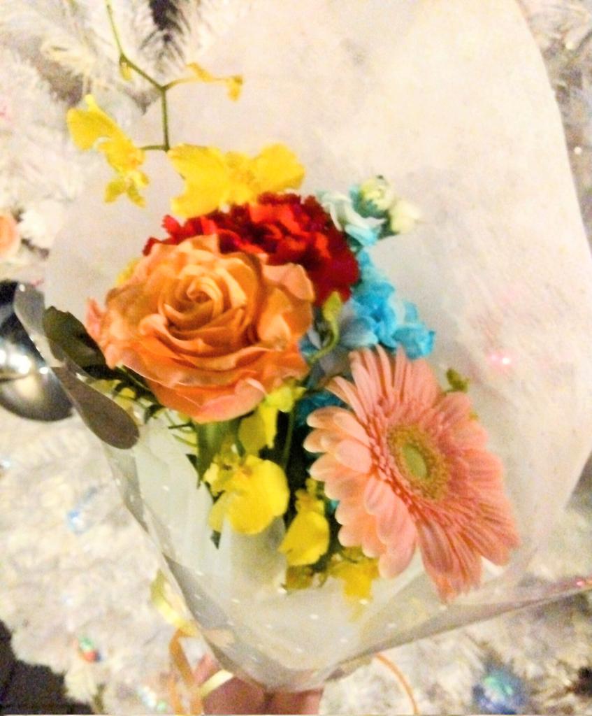 kotora_mainnoho's tweet image. 一ヶ月半越しの次回作打ち上げでした！
ガチでサプラーイズΣ(ﾟ∀ﾟﾉ)ﾉ
お花の色も「光を聴きに」のキャラに合わせてくれて…愛٩(♡ε♡ )۶
大好きすぎる！改めてありがとう！
旗揚げに携われた幸せ、お肉と一緒に噛み締めてました笑
第2回公演も大好きなみんなといいもの作っちゃうよ(^_-)-☆