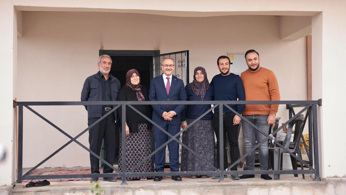 📍Aydınlar Mahallesi

Malatya Valimiz Sayın Seddar Yavuz ve İlçe Kaymakamımız ile birlikte Aydınlar Mahallemizde yapılan deprem konutlarını ziyaret ederek Boyraz ailesine misafir olduk ve taziye ziyaretinde bulunduk.

Vatandaşlarımızla yakından ilgilenmeleri ve nazik ziyaretleri