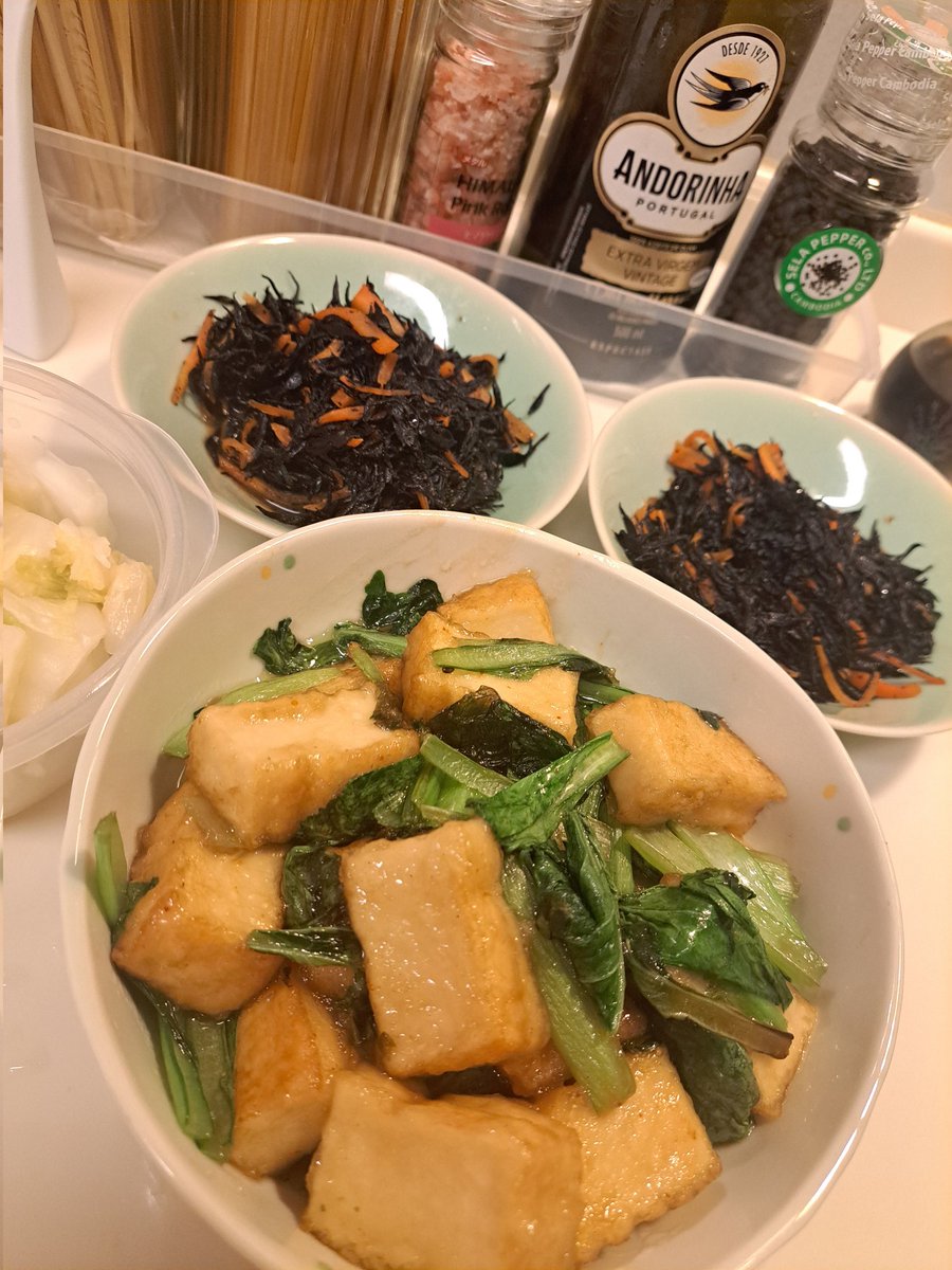 miyu_i829's tweet image. #きょうの料理  ブランチは最近タカギベーカリー🥖とキーコーヒーがお気に入りの次男💮 
夜ご飯メニューは
・🐷のキノコ大葉ソース
・ひじき煮
・厚揚げと小松菜出汁炒め
・けんちん汁
和風が一番胃に優しい🤗 
#うちのごはん #健康食