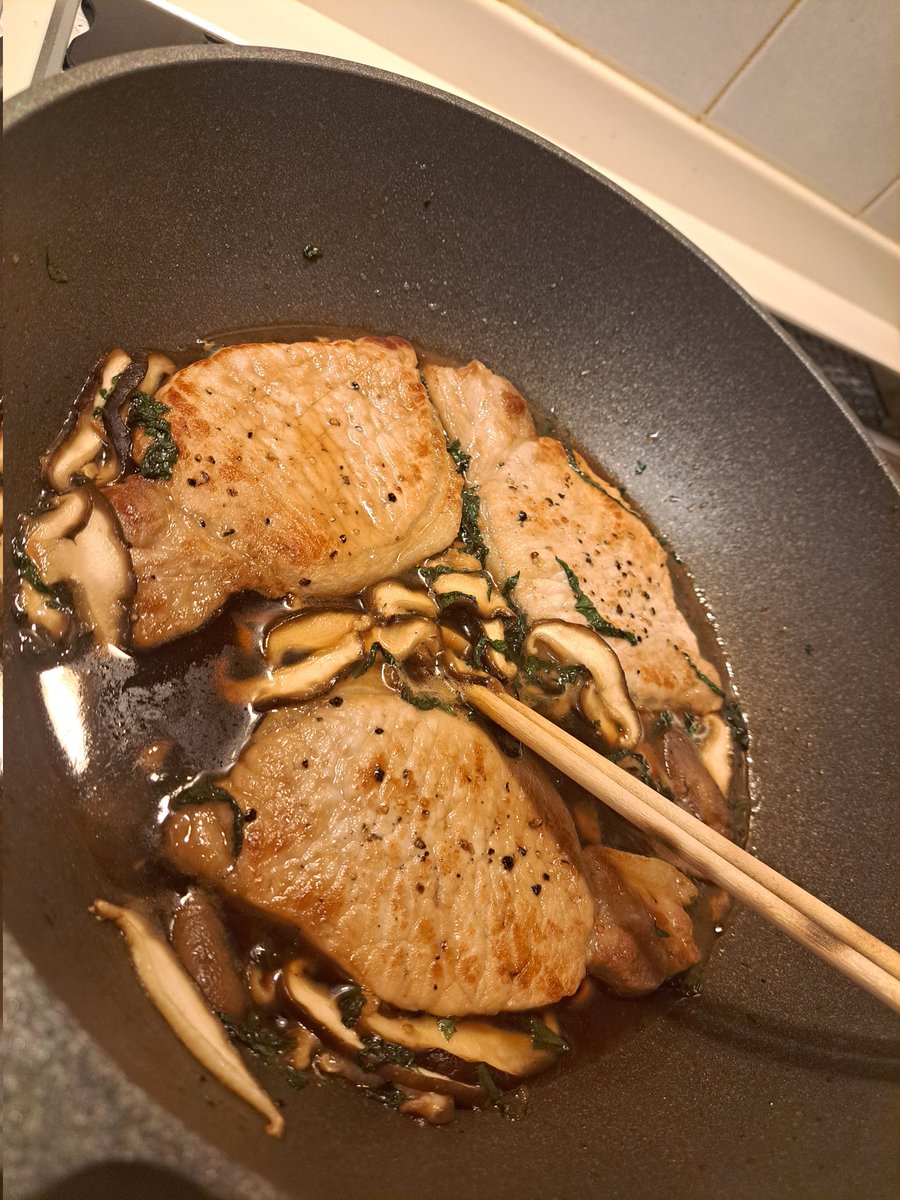 miyu_i829's tweet image. #きょうの料理  ブランチは最近タカギベーカリー🥖とキーコーヒーがお気に入りの次男💮 
夜ご飯メニューは
・🐷のキノコ大葉ソース
・ひじき煮
・厚揚げと小松菜出汁炒め
・けんちん汁
和風が一番胃に優しい🤗 
#うちのごはん #健康食