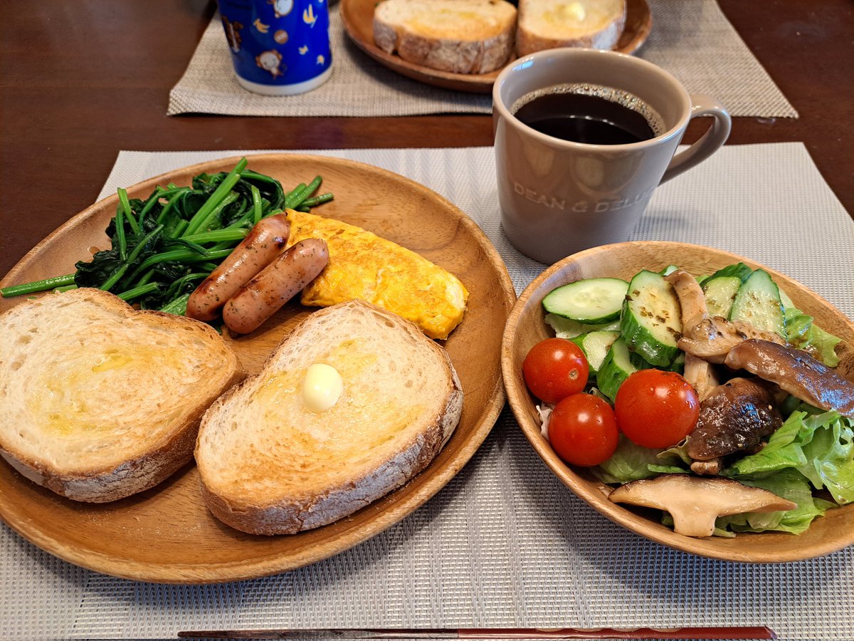 miyu_i829's tweet image. #きょうの料理  ブランチは最近タカギベーカリー🥖とキーコーヒーがお気に入りの次男💮 
夜ご飯メニューは
・🐷のキノコ大葉ソース
・ひじき煮
・厚揚げと小松菜出汁炒め
・けんちん汁
和風が一番胃に優しい🤗 
#うちのごはん #健康食