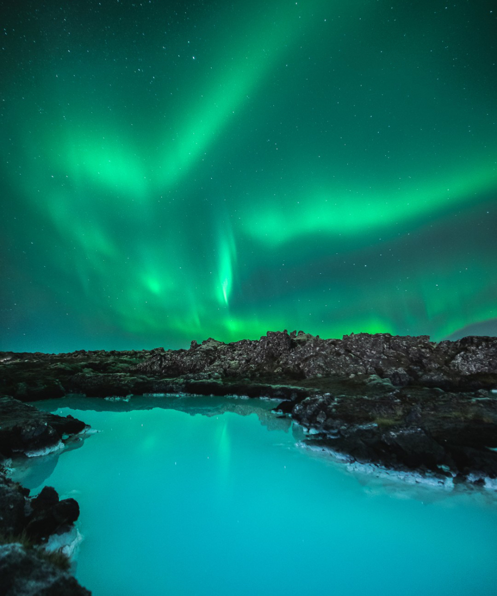 BLEU MINÉRAL, CIEL D’ÉMERAUDE
Sous le drapé lumineux des aurores, le Blue Lagoon adopte une douceur presque irréelle. Une Islande minérale et apaisée, où l’on contemple la nuit comme un tableau en mouvement.
☞ tselana.com/hebergements/t…
#TselanaTravel #Iceland #BlueLagoon