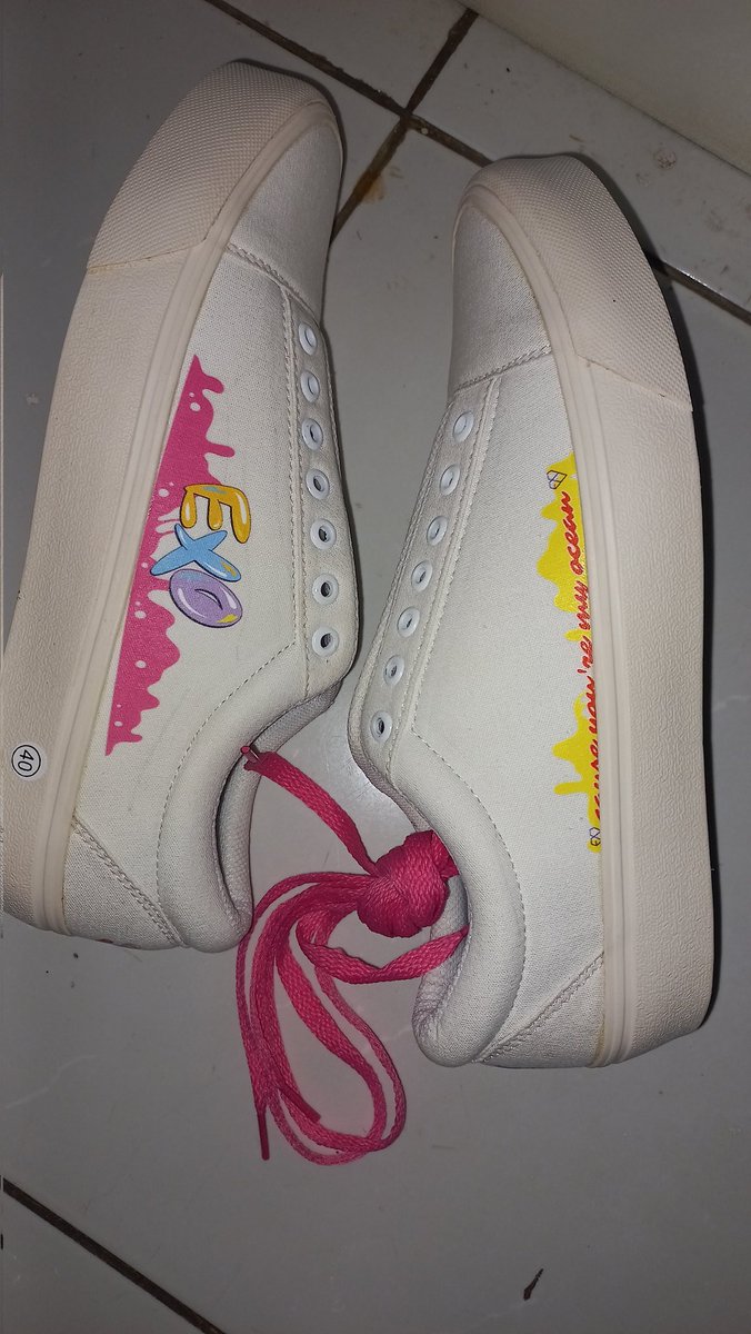 ssfiwdks's tweet photo. @autoWINN WTS ART SHOES – EXO (size 40 =  25cm)
aku beli ini dari brand fbk https://t.co/kzaLnpy5SN , yang khusus jual merchandise exo. mereka sistemnya po sekali seumur hidup, jadi desain ini udah ga akan restock lagi. barang masih baru banget.

harga beli 199k
aku lepas 150k free ongkir https://t.co/HLe69NX2QY