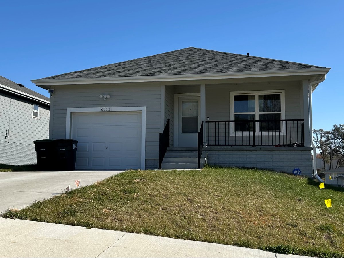 DevelopNebraska's tweet image. DED is proud to partner with @Habitat_org of Omaha (HFHO) in the creation of 10 new single-family homes in Omaha. Development of these homes was supported by a Nebraska Affordable Housing Trust Fund investment of $820,000 and a $300,000 cash match from HFHO.