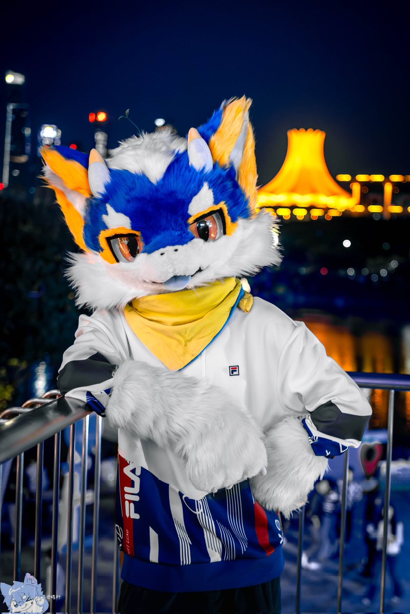 #FursuitFriday

“我听闻 你始终一个人”
……
『但与你相遇 好幸运』

📸耀叶