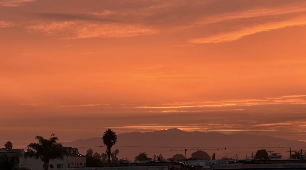 Leslie64993617's tweet image. San Diego sunrise in the rain over Otay Mountain a few minutes ago.  Intense.