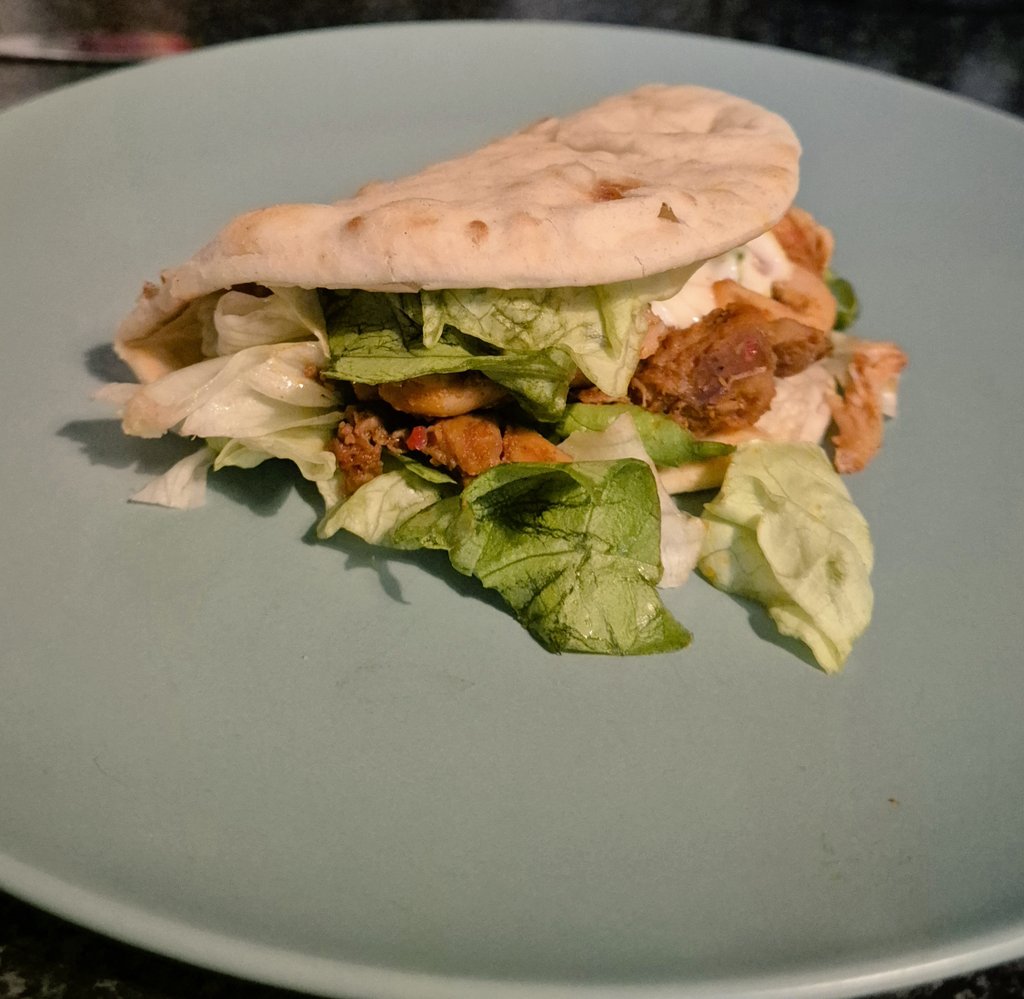 birgit2021's tweet image. Late lunch/vroeg avondeten want zo kort avonddienstje  #wewv

#flatbread #pulledchicken #sla #komkommer #paprika 
#currymayo