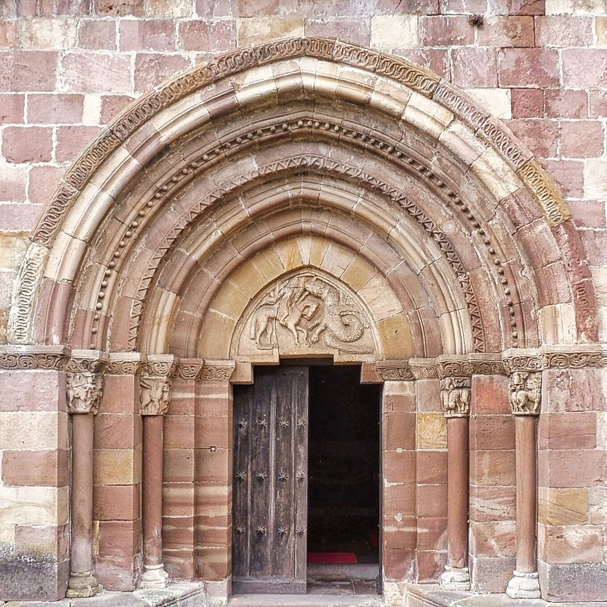 La portada principal de la iglesia de Santa María de Yermo (Cantabria). Una preciosidad, y si la encuentras abierta, premio doble 
 #FelizViernes