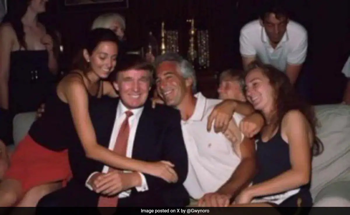 <a href="/atrupar/">Aaron Rupar</a> Yeah, the Dems made it all up… can’t believe they set them up all the way back in 1993 knowing that he would become president in 2016… These geniuses set up this picture all the way back in 1993