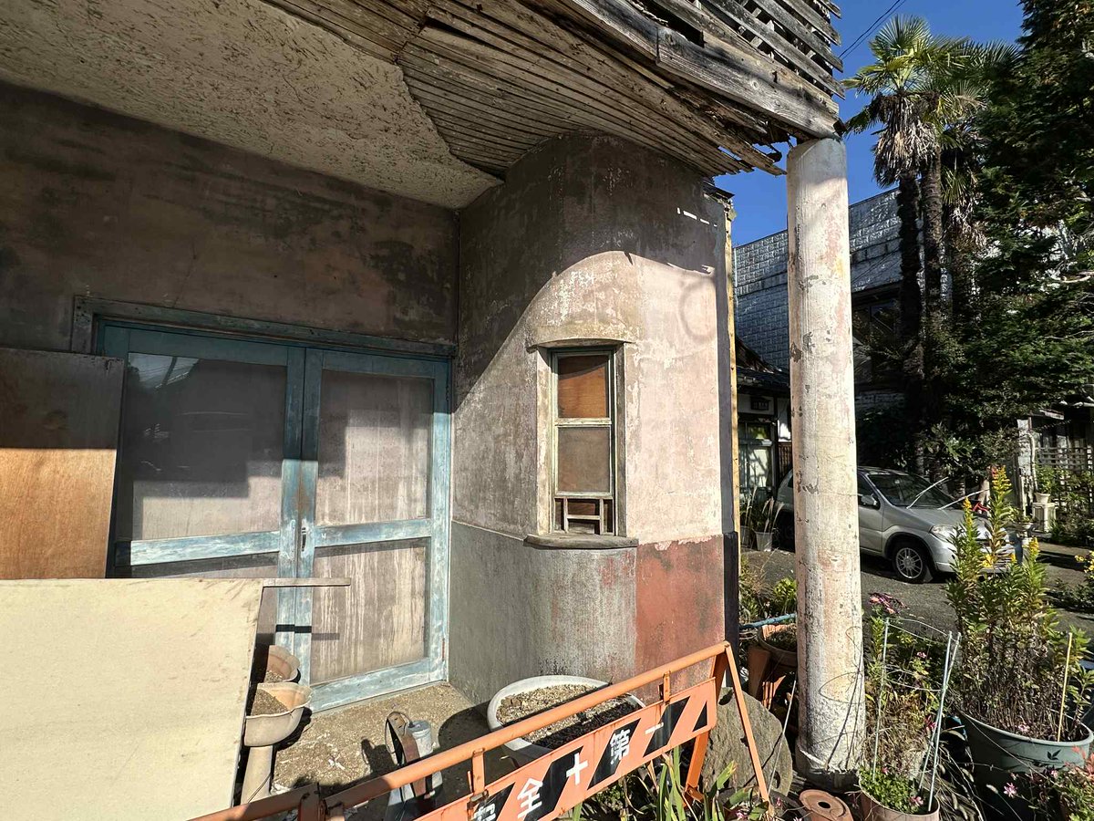 「いつかやる」をやる！
「いつかいく」の一つ、上野原の映画館「大正館」を見に行く。６０年以上現存する単館映画館は現在１０館もないのだ。西は香川の「大衆館」そして東はこの「大正館」なのです。それにしてもこの佇まいの神々しいこと！半壊もせずに残っている奇跡！＃大正館