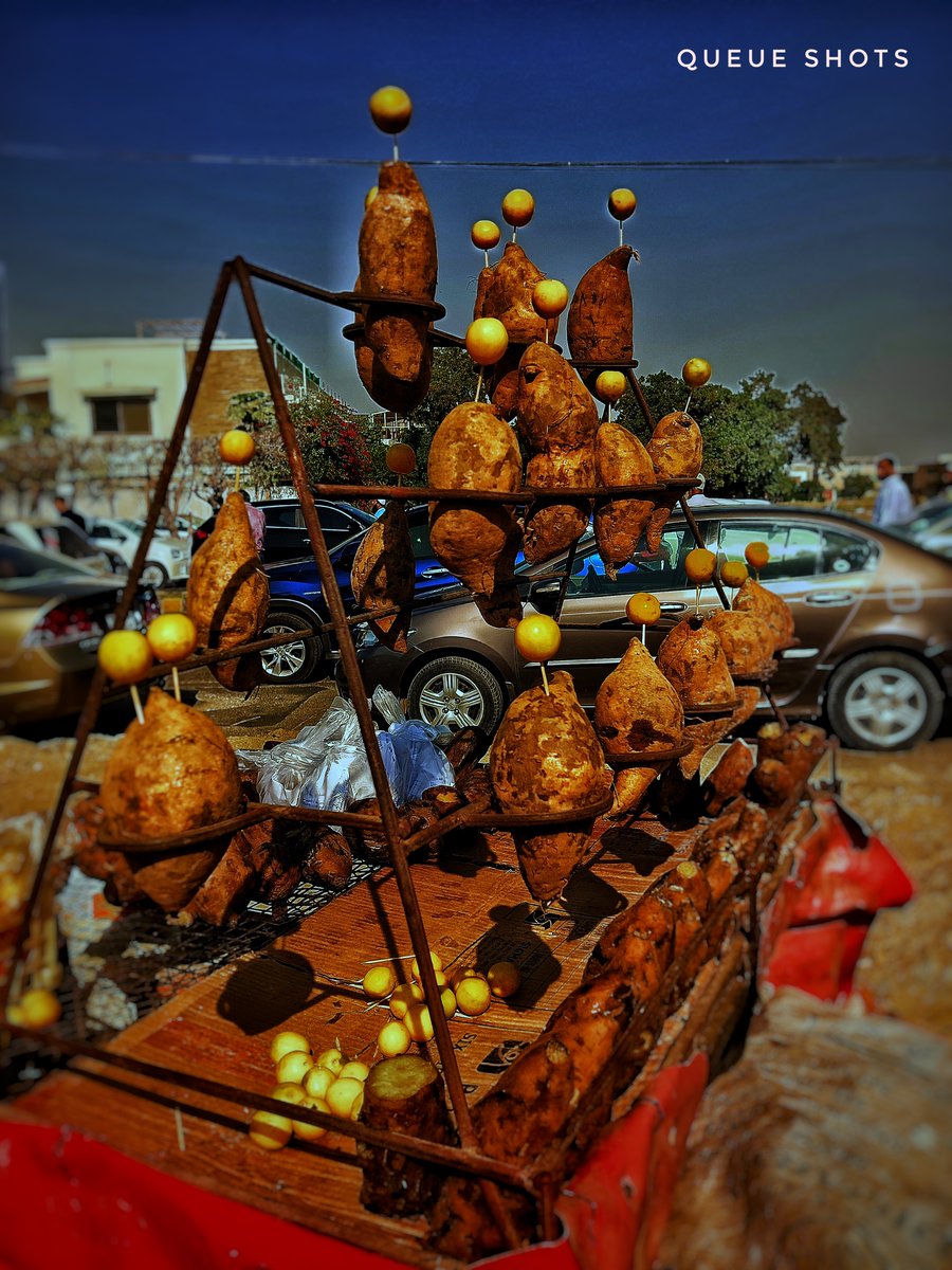 سڑک کے کنارے بھنی ہوئی شکرقندی ۔ گاہکوں کی اشتہاء بڑھانے کےلئے لیموں کے ساتھ پرویا ہوا ہے 

Roadside vendor selling roasted sweet potatoes with lemon wedges at a street food cart

#sweetpotatoes #lemon #queueshots #streetfood