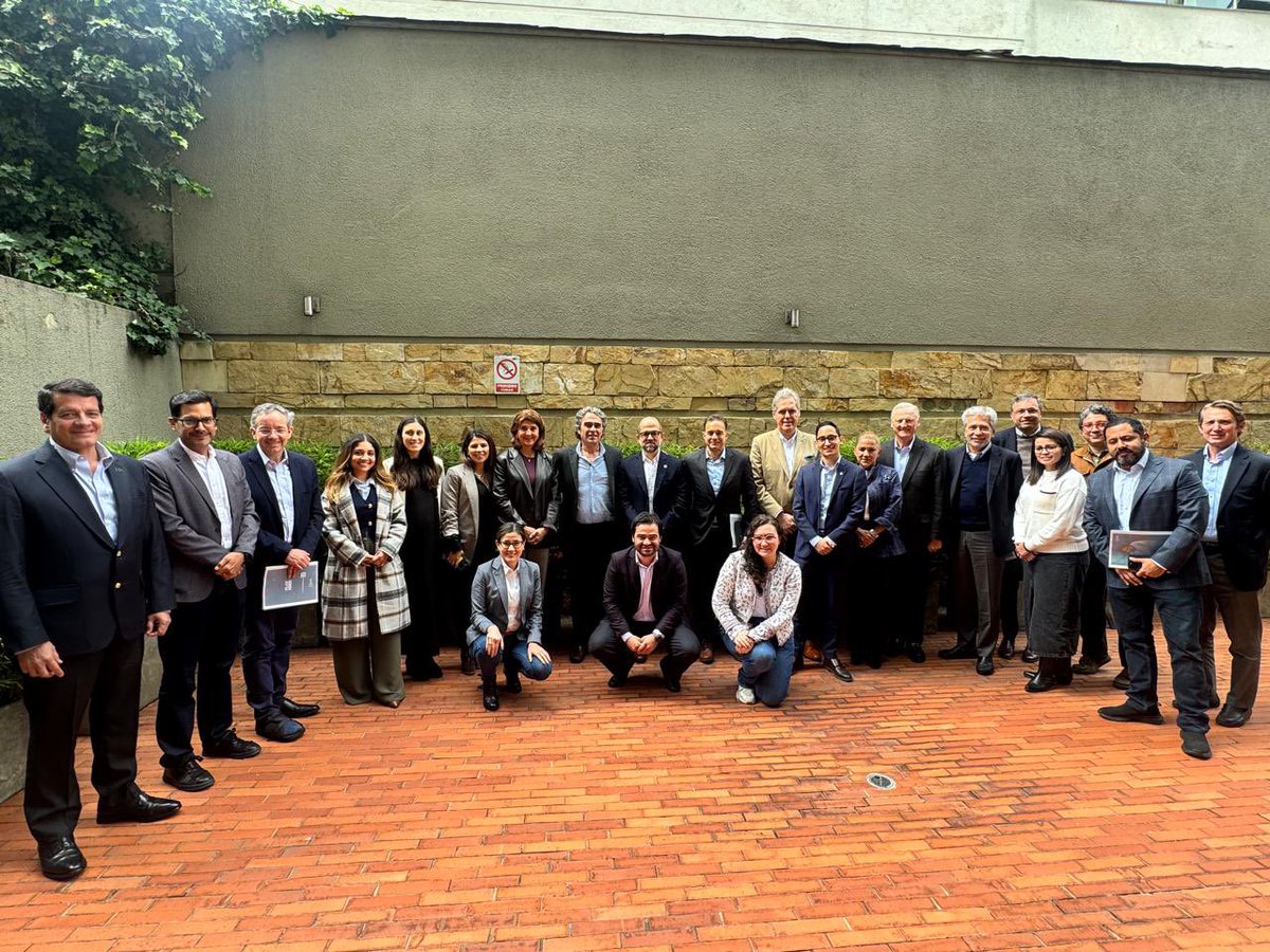 sergio_fajardo's tweet image. La relación entre Colombia y Estados Unidos es fundamental para impulsar nuestro comercio, atraer inversión y fortalecer la seguridad.

Hoy converso con 33 CEOs del Consejo de Empresas Americanas sobre cómo construiremos una relación beneficiosa para ambos países: más comercio,…