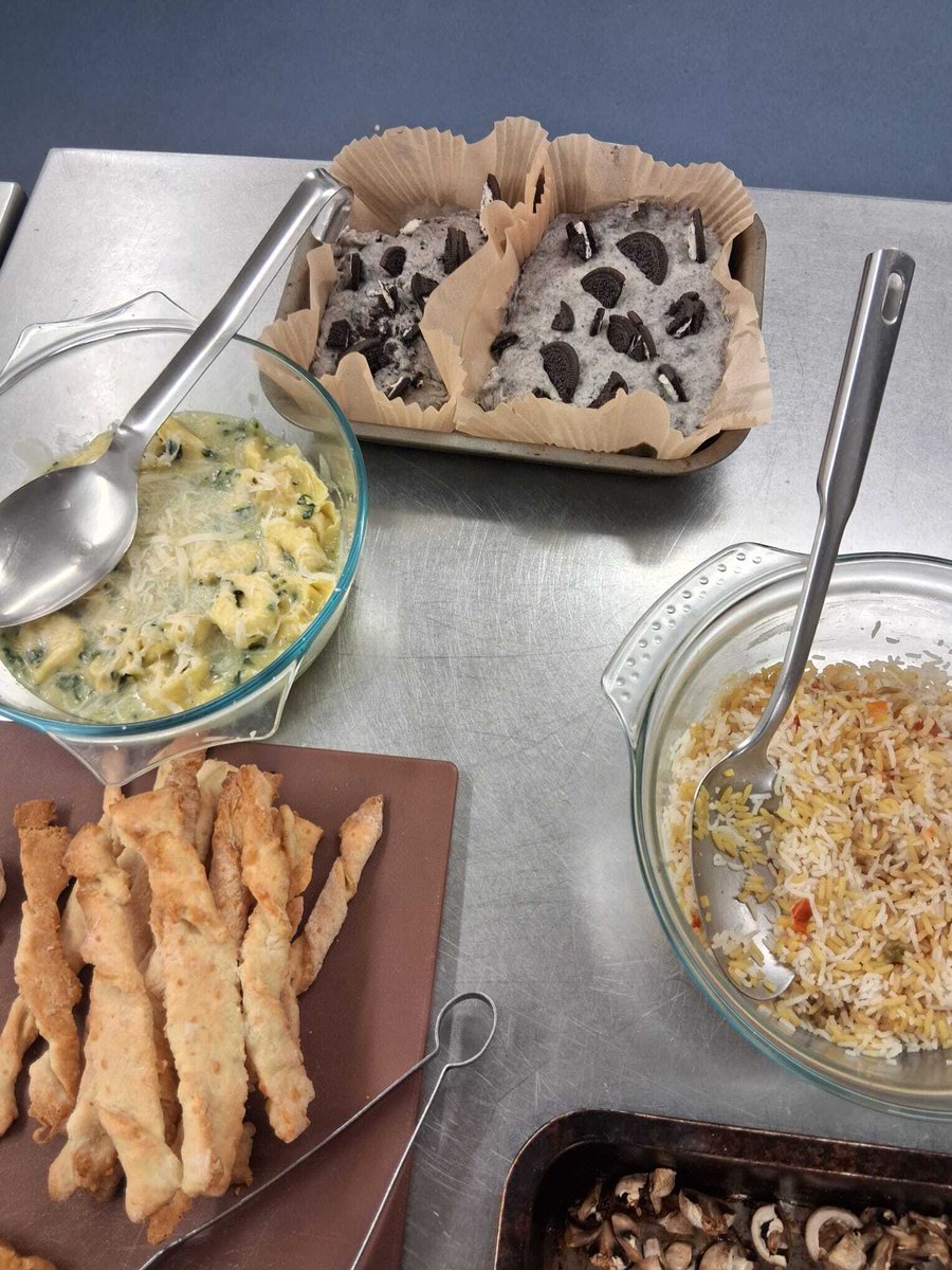 Our schools group got creative in the Rackheath kitchen yesterday and cooked up an absolute FEAST!! The menu consisted of chicken kebabs, rice, cheese straws, tortellini, and Oreo cake 😋  Well done, cooks 🧑‍🍳 
#alternativeprovision #vocationalcatering #youngpeople #ACEproject