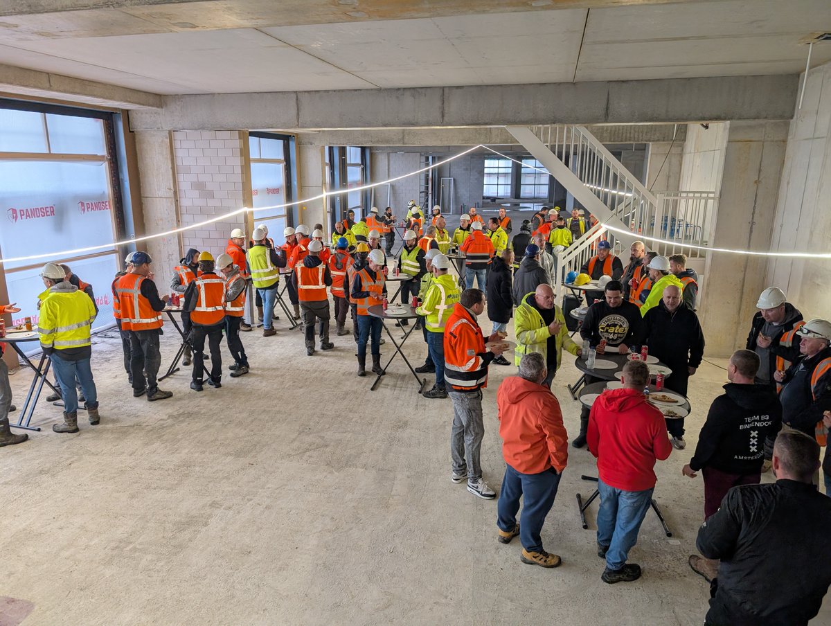 BLEI | Het hoogste punt van nieuwbouwproject aan de Rooseveltstraat in Leiden is bereikt. Er werd getrakteerd op versgebakken pizza’s – een smakelijke pauze én een mooi gebaar van waardering.

Lees hier het volledige bericht over groen wonen in BLEI: shorturl.at/WsxVg