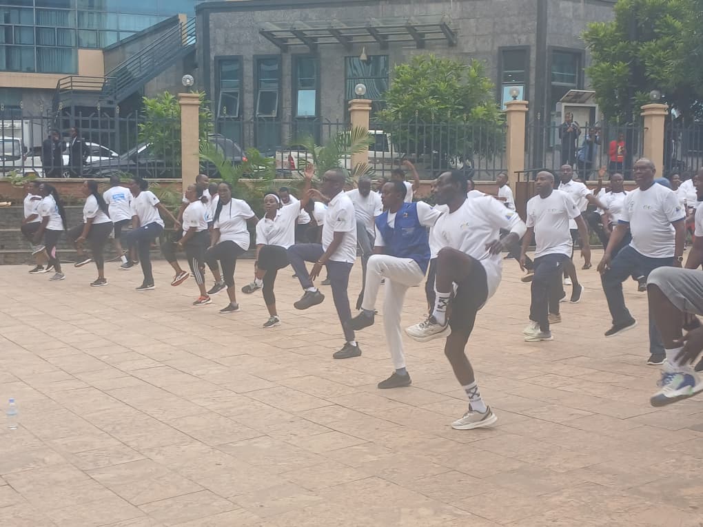 RADIOSALUS1's tweet image. Kuri uyu munsi wahariwe kurwanya no kwirinda Diyabete, @RBCRwanda yifatanyije n&apos;abakorera muri @CityofKigali muri siporo rusange hanasuzumwa ku buntu ababishaka.
Hibanzwe ku bakorera mu biro, kuko baba bafite ibyago byinshi byo kuyirwara.
#SalusAmakuru