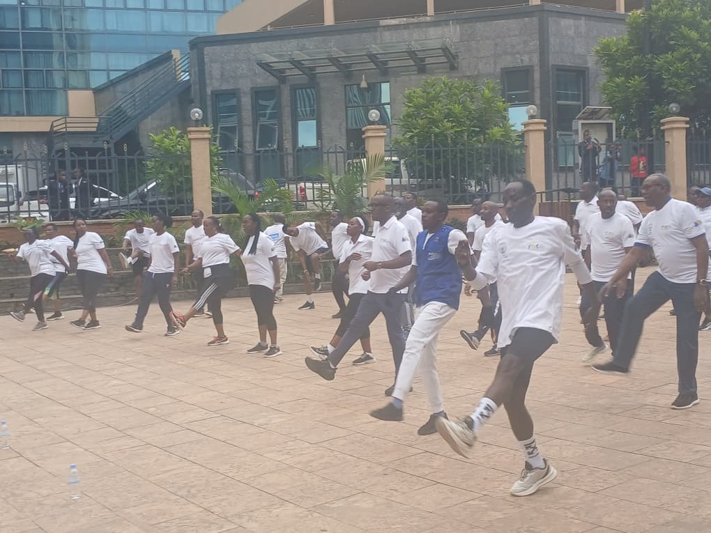 RADIOSALUS1's tweet image. Kuri uyu munsi wahariwe kurwanya no kwirinda Diyabete, @RBCRwanda yifatanyije n&apos;abakorera muri @CityofKigali muri siporo rusange hanasuzumwa ku buntu ababishaka.
Hibanzwe ku bakorera mu biro, kuko baba bafite ibyago byinshi byo kuyirwara.
#SalusAmakuru