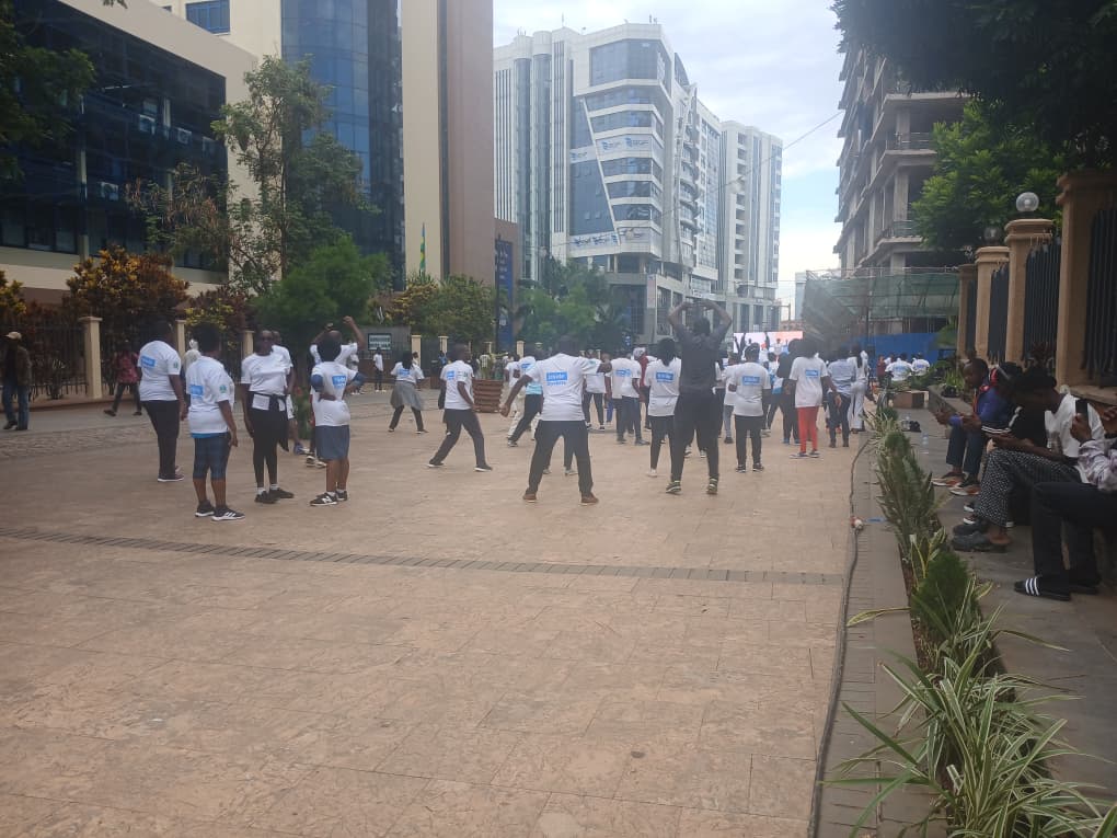 RADIOSALUS1's tweet image. Kuri uyu munsi wahariwe kurwanya no kwirinda Diyabete, @RBCRwanda yifatanyije n&apos;abakorera muri @CityofKigali muri siporo rusange hanasuzumwa ku buntu ababishaka.
Hibanzwe ku bakorera mu biro, kuko baba bafite ibyago byinshi byo kuyirwara.
#SalusAmakuru