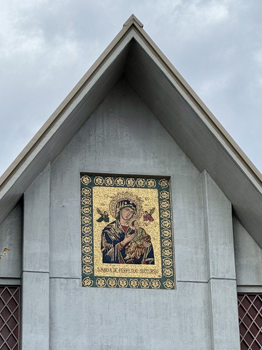 カトリック雪ノ下教会 建物正面に「絶えざる御助けの聖母」のモザイク