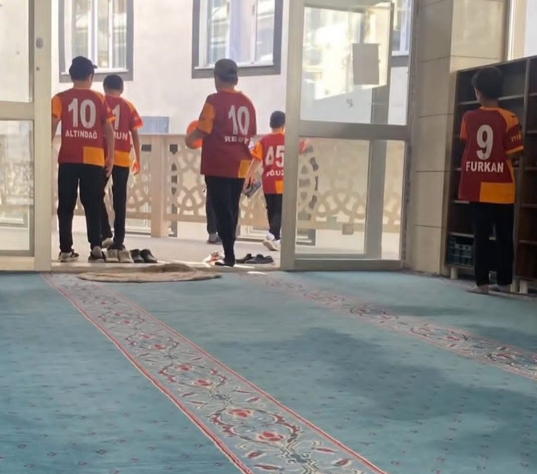 Kadıköyde Cami Çıkışı Çocuklar 🤲❤️💛

#hayirlicumalar ,<a href="/GalatasaraySK/">Galatasaray SK</a>