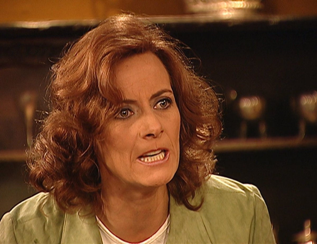 PasdeGavilanes's tweet photo. #PasiónDeGavilanes #PDG127 Doña Gabriela les advierte a sus hijas que no tienen derecho a cuestionar ninguna decisión de Fernando y las invita a que se vayan de la Hacienda si no están de acuerdo. https://t.co/WKIC29Vqb5