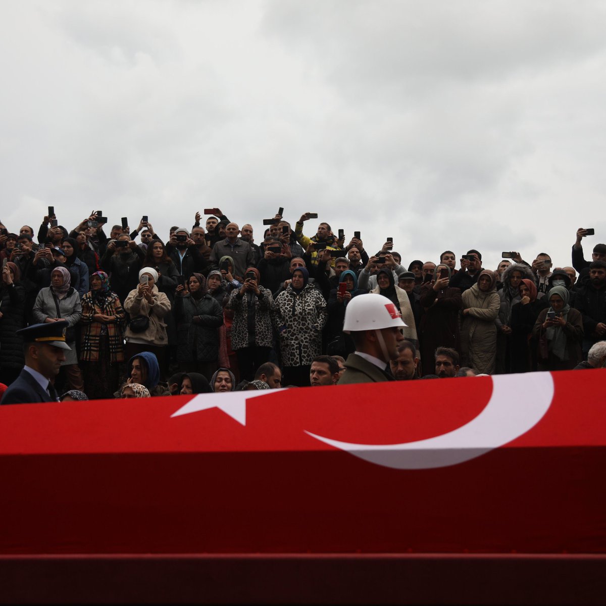 Şehidimiz Emre Altıok'un eşi, 8 gün sonra baba olacak kocasını son yolculuğuna uğurladı.