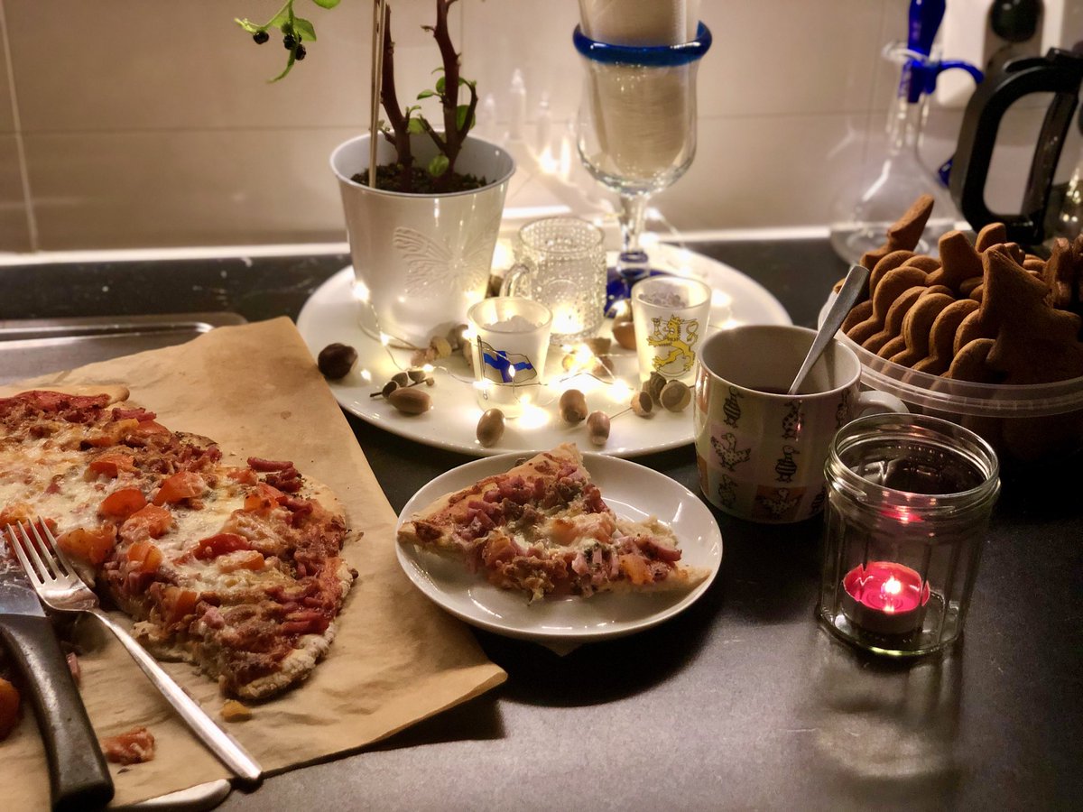 helip_j's tweet image. Viikonloppu voi alkaa . Pizzaa , vähän glögiä , pipareita jne 🩷 #pikkujoulu #piparit #pizzaa #glögiä 👌