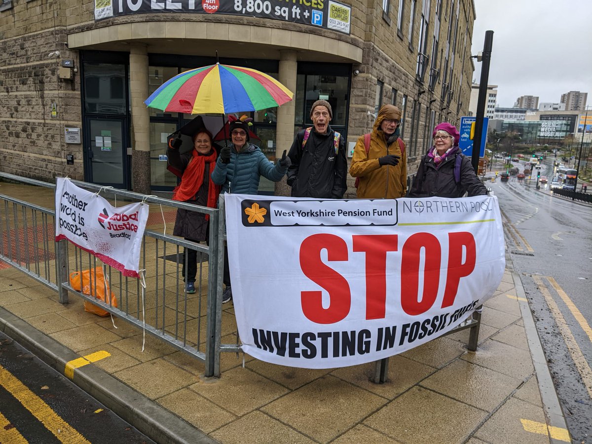 FossilFreeWYPF's tweet image. Vigil 206 14.11.25 &apos;It&apos;s literally insane that governments are forcing taxpayers to subsidise the destruction of part of humanity&apos;s future&apos; @algore @GlobalJusticeBd  demands @WYPF_LGPS #divest from #fossilfuels while they can.