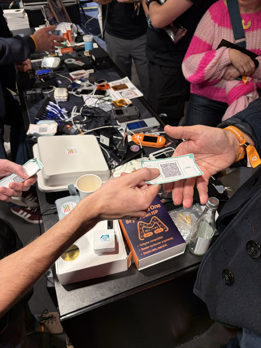 callebtc's tweet image. Just saw a peer to peer offline Bitcoin transaction using Cashu for 1 satoshi.

Paper with ecash passed from one hand to another to buy WiFi via Tollgate.

Magic internet money without internet.