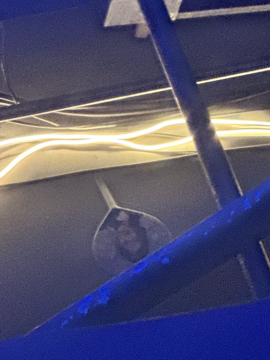 아니 이거 주현이찍다가 틈사이로 우치와 떨어뜨려서 무대 뒤 백스테이지로 떨어져버리는 불미스러운 사건이 일어났었는데 스탭분이 주워다가 주현이한테 줬는지 어느순간 주현이손에 우치와가ㅠㅋㅋㅋㅋㅋㅋㅋㅋㅋㅋ