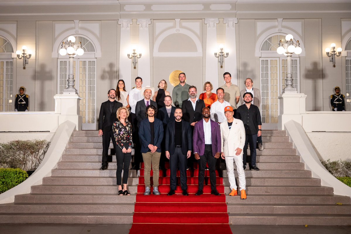 bitcoinofficesv's tweet image. President Bukele dined with some bitcoiners to mark the extraordinary success of the inaugural BITCOIN HISTÓRICO conference in Centro Histórico, San Salvador.

@btchistoricosv