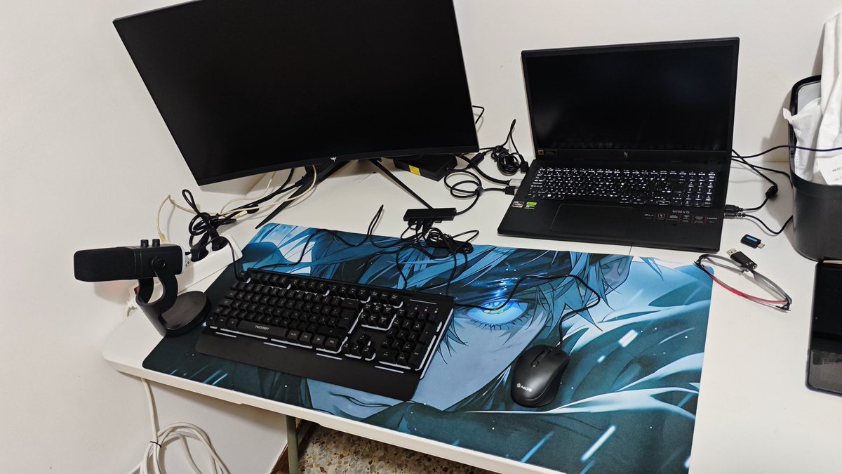 Hack32_'s tweet image. A friend&apos;s computer, I think he likes anime 💻👾