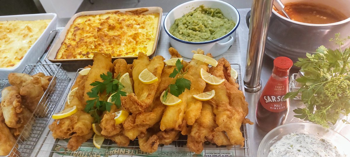 Brown78Jennifer's tweet image. A British classic for the last day of #NationalSchoolLunchWeek fish Friday  @LACA_UK #greatschoolfood #mindfulmeals @RobCass3 and of course some sweet treats from pudsey bear 🐻
