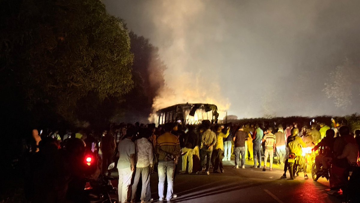 manishrawatmla's tweet image. 14-11-2025
सिधौली विधानसभा क्षेत्र के अन्तर्गत गोधना में बाइक की टक्कर के बाद रोडवेज बस में लगी भीषण आग बस में 65 यात्री थे सवार।

हादसे की सूचना मिलते ही तुरंत मौके पर पहुंचकर क्षेत्राधिकारी और थाना प्रभारी मौके पर पहुंचे तथा तुरंत फायर ब्रिगेड को बुलाया गया। स्थानीय लोगों और…