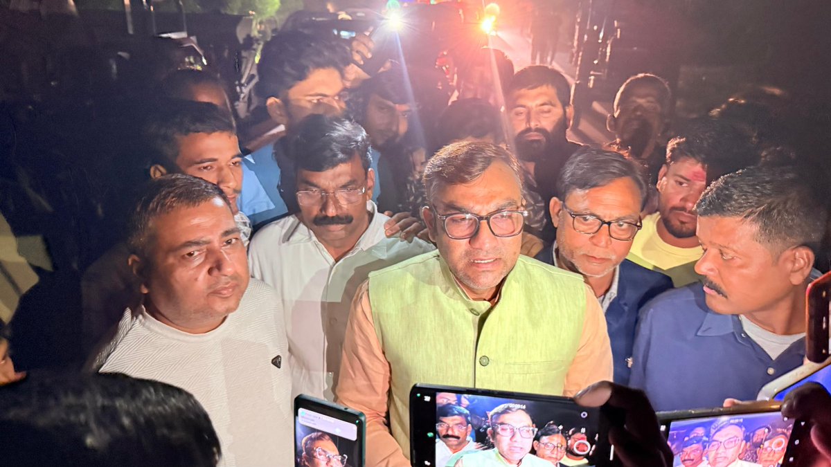 manishrawatmla's tweet image. 14-11-2025
सिधौली विधानसभा क्षेत्र के अन्तर्गत गोधना में बाइक की टक्कर के बाद रोडवेज बस में लगी भीषण आग बस में 65 यात्री थे सवार।

हादसे की सूचना मिलते ही तुरंत मौके पर पहुंचकर क्षेत्राधिकारी और थाना प्रभारी मौके पर पहुंचे तथा तुरंत फायर ब्रिगेड को बुलाया गया। स्थानीय लोगों और…