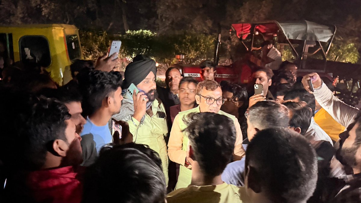 manishrawatmla's tweet image. 14-11-2025
सिधौली विधानसभा क्षेत्र के अन्तर्गत गोधना में बाइक की टक्कर के बाद रोडवेज बस में लगी भीषण आग बस में 65 यात्री थे सवार।

हादसे की सूचना मिलते ही तुरंत मौके पर पहुंचकर क्षेत्राधिकारी और थाना प्रभारी मौके पर पहुंचे तथा तुरंत फायर ब्रिगेड को बुलाया गया। स्थानीय लोगों और…