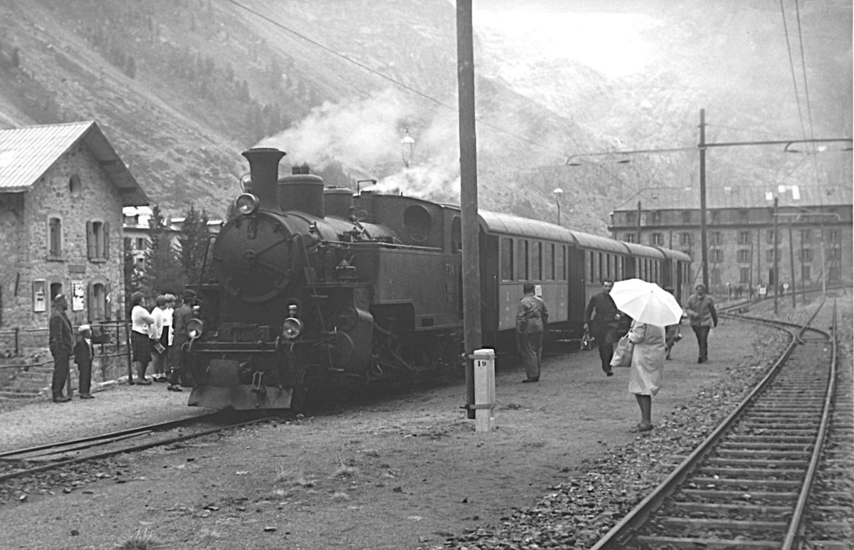 🚂🚂 DAMPF 🚂🚂

Ein Extrazug des Schweizerischen Eisenbahn-Amateur-Klubs SEAK mit der Dampflokomotive HG 3/4 Nr. 4 macht am 8. Oktober 1964 einen Halt in Gletsch. 

📸 Brunner Emil

#dampfbahn #lokomotive #bergbahn #dampfbahnschweiz #dampfbahnfurkabergs… instagr.am/p/DRCmljQl_ma/