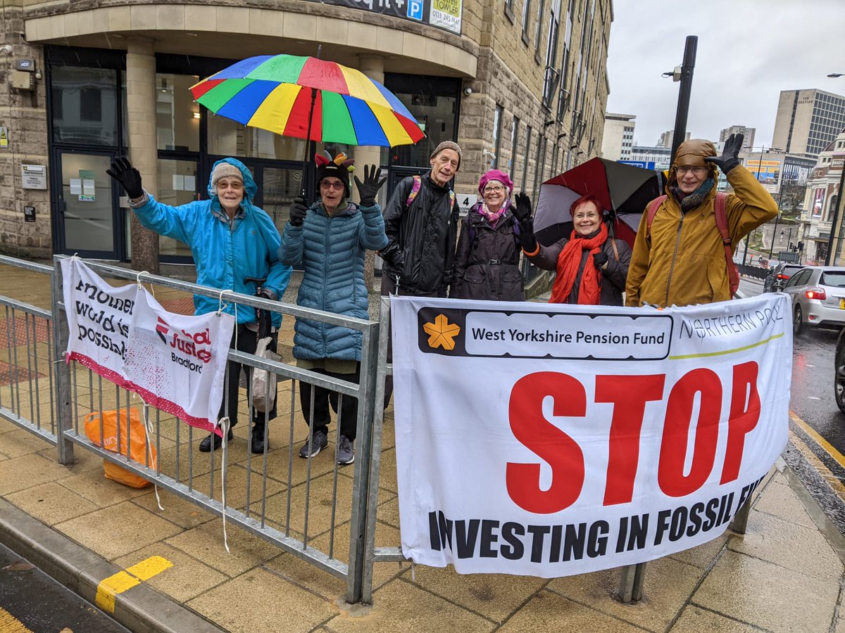 FossilFreeWYPF's tweet image. Vigil 206 14.11.25 &apos;It&apos;s literally insane that governments are forcing taxpayers to subsidise the destruction of part of humanity&apos;s future&apos; @algore @GlobalJusticeBd  demands @WYPF_LGPS #divest from #fossilfuels while they can.