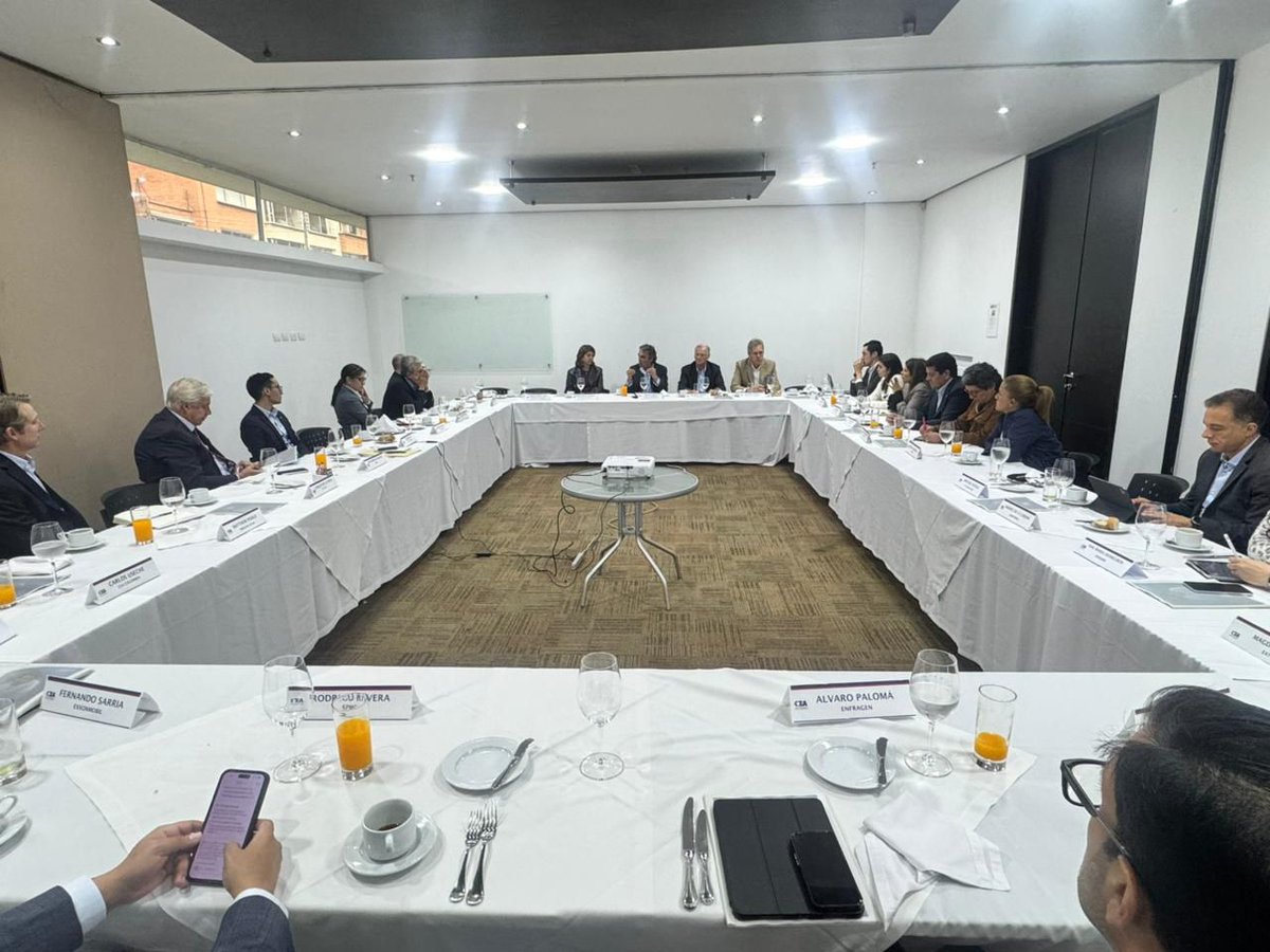 #NoticiaW | A esta hora, el candidato presidencial Sergio Fajardo (<a href="/sergio_fajardo/">Sergio Fajardo</a>) se reúne con CEOS de 33 empresas estadounidenses en el norte de Bogotá. Su pareja, la ex canciller María Ángela Holguín, lo acompaña en el desayuno.