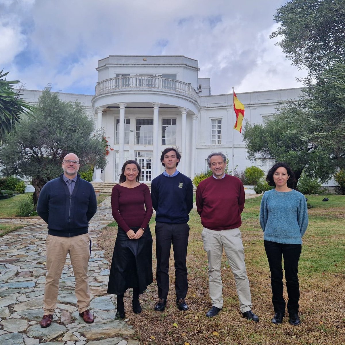 📸 Nuestro alumno Fco. Javier Román, con su Tutor (Nicolás Díaz), su profesora de Historia (Clara Herrero) y el equipo directivo (José Manuel Hidalgo Posada, Director General, y María Amérigo, Jefa de Estudios).

🔗👀 Noticia:
europaschool.org/2025/11/fco-ja…