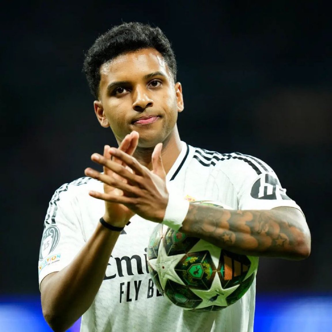 Manchester City'nin Rodrygo'ya olan ilgisi devam ediyor. Pep Guardiola, bu sezon çok az süre almasına rağmen oyuncuyu çok beğeniyor.

Real Madrid'in beklentisi en az 80 milyon euro civarında.

(FabrizioRomano)